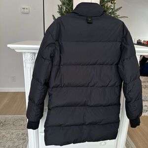 THE ARRIVALS BLACK DOWN PUFFER JACKET
puffer jacket by The Arrivals